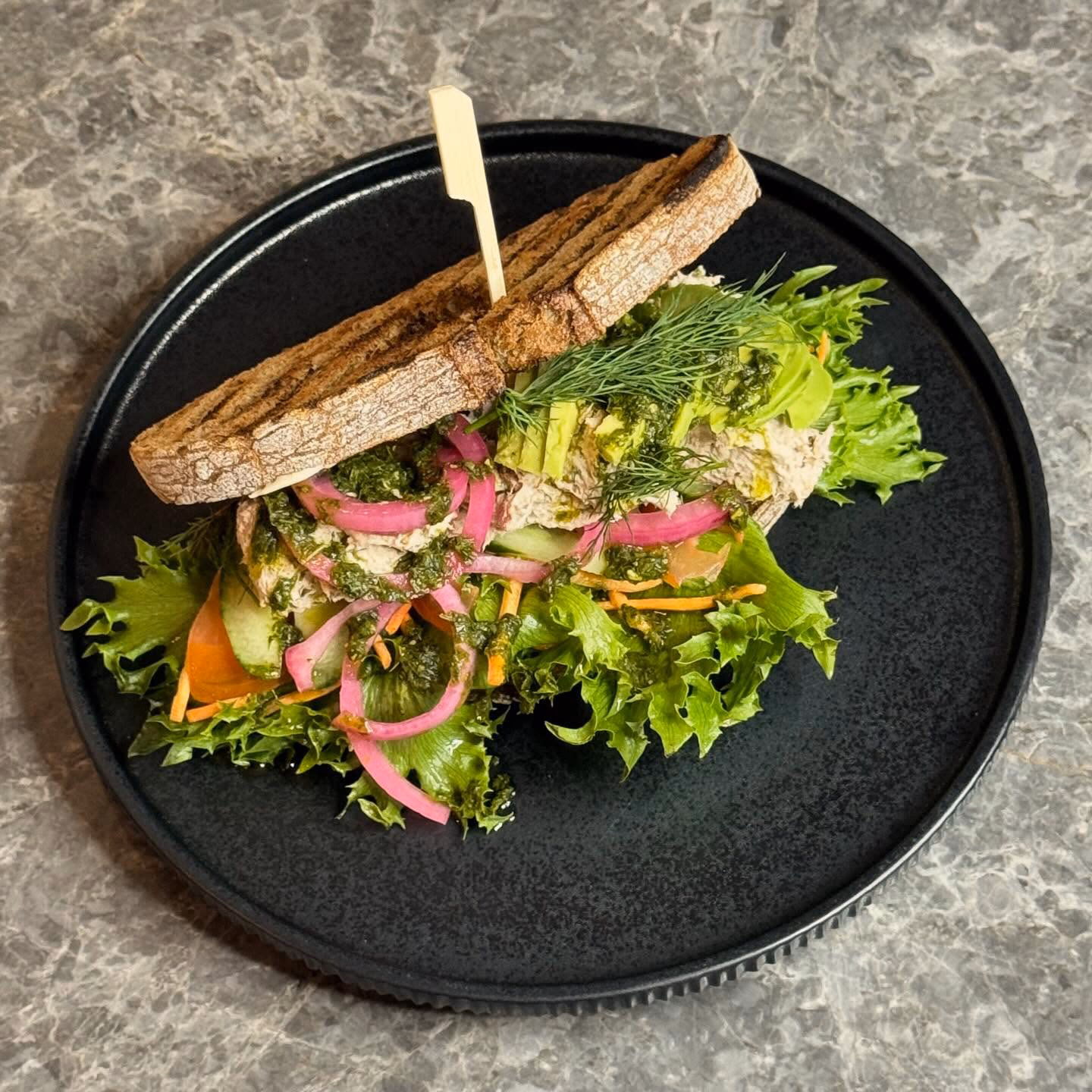 Kyllinge sandwich med pesto og pickled rødløg