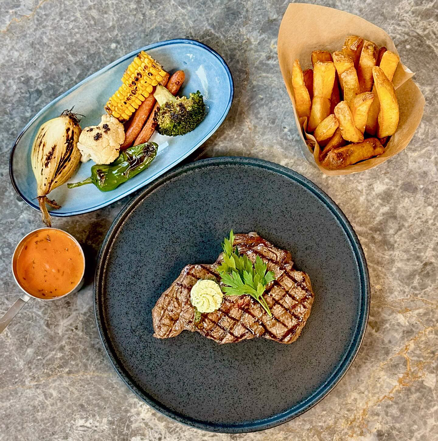 Grillet bøf med grøntsager og pommes frites