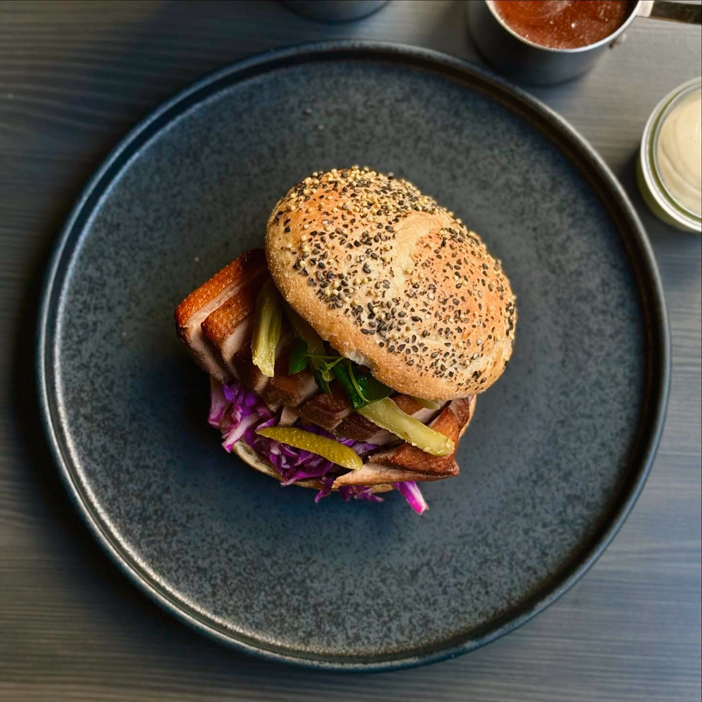 Pulled pork burger med rødkål og pickles